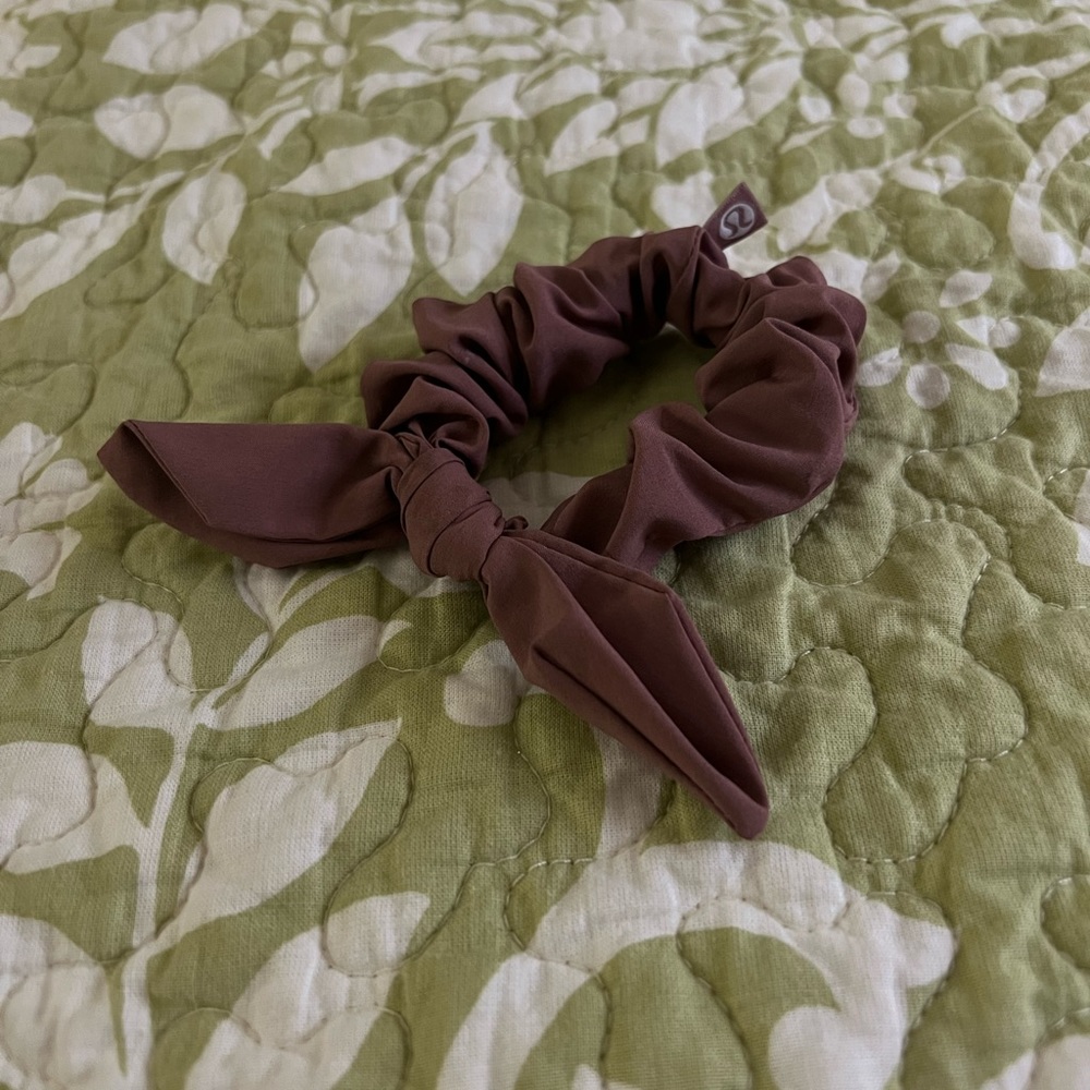 lululemon uplifting scrunchie bow